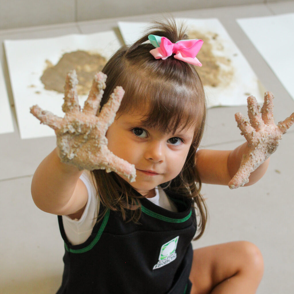 Painting with sand – Educação Infantil